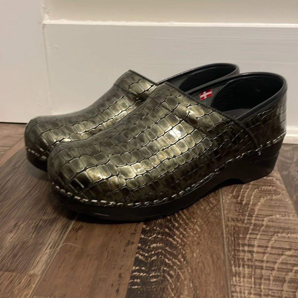 Green/Gold croc embossed Sanita clogs. Size 38 (fits women size 7)